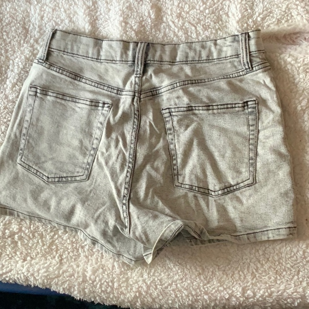 Whitewash Shorts - Picture 2 of 2